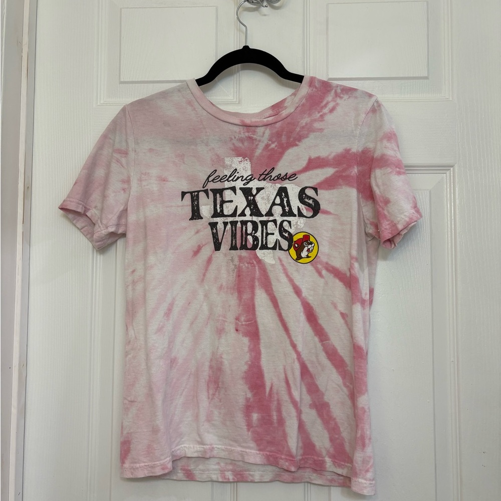 Buc-Ees Youth “Feeling Those Texas Vibes” Tie-Dye Tee - Pink & White